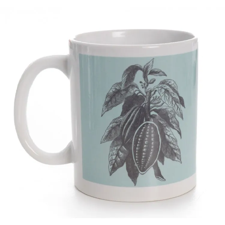 Mug gourmand avec recette du chocolat chaud traditionnel et sachet de préparation chocolatée.