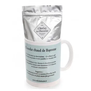 Mug Chocolat Chaud Traditionnel avec préparation gourmande au cacao et pastilles de chocolat.