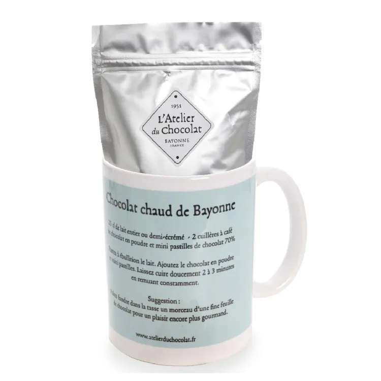 Mug Chocolat Chaud Traditionnel avec préparation gourmande au cacao et pastilles de chocolat.