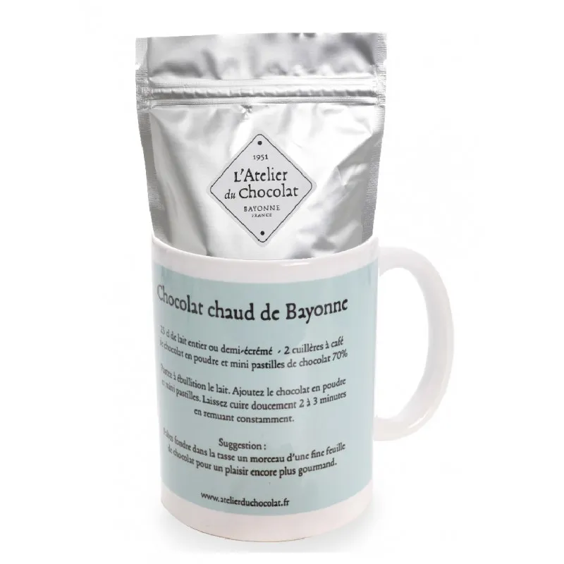 Mug Chocolat Chaud Traditionnel avec préparation gourmande au cacao et pastilles de chocolat.