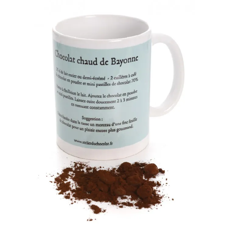 Préparation pour chocolat chaud au cacao et pastilles de chocolat, accompagnée de son mug recette.