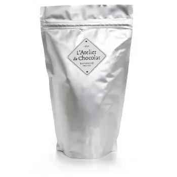 Un mug et sa préparation au cacao pour savourer un délicieux chocolat chaud traditionnel à la maison.