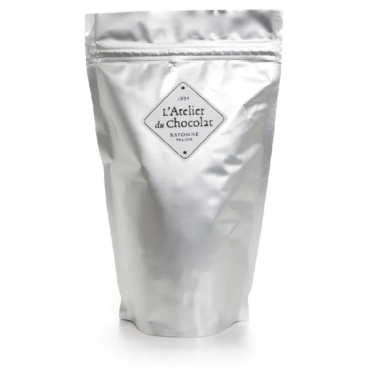Un mug et sa préparation au cacao pour savourer un délicieux chocolat chaud traditionnel à la maison.