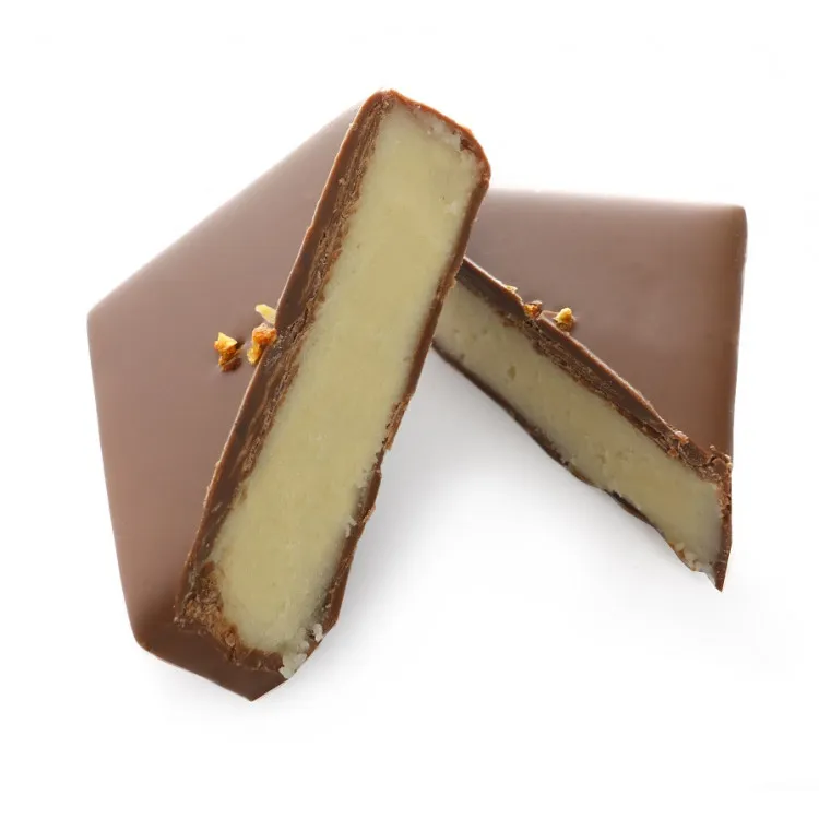 Bouchée pâte d’amande clémentine chocolats de Noël découpe