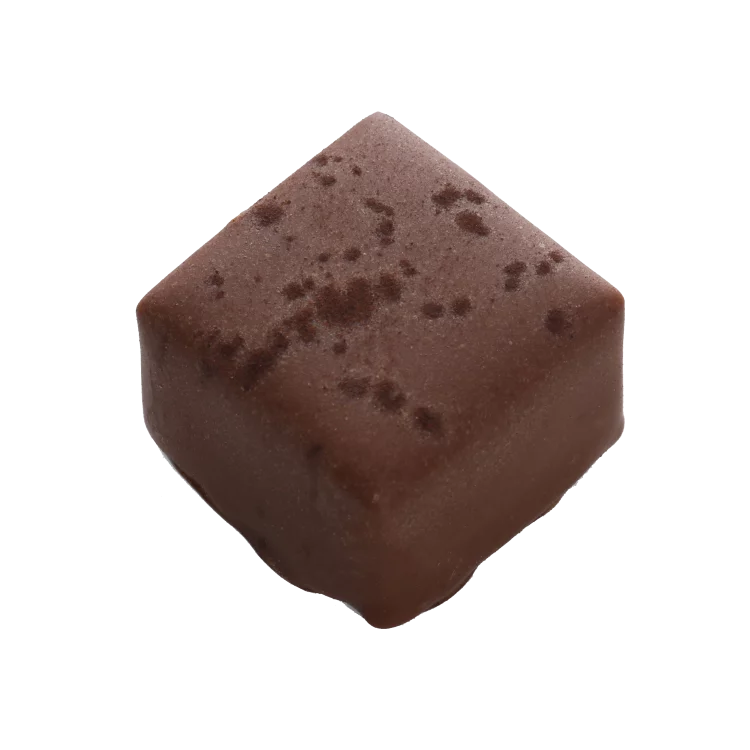 Boîte de chocolats Ilbarritz noir lait et sa bouchée fraise chocolat Octobre Rose découpe caramel