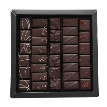 Boîte de chocolats Ilbarritz extra noir et sa bouchée Octobre Rose livraison chocolat artisanal 24h achat solidaire ruban rose