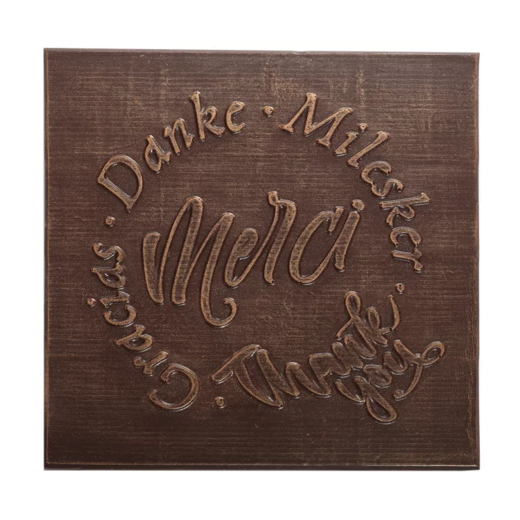 Offrez un carré de chocolat noir ou au lait Merci, une gourmandise artisanale basque, idéale pour remercier et faire plaisir.