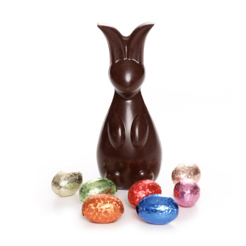 Lapin en chocolat de Pâques et ses petits oeufs enveloppés