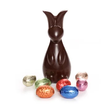 Lapin en chocolat de Pâques et ses petits oeufs enveloppés