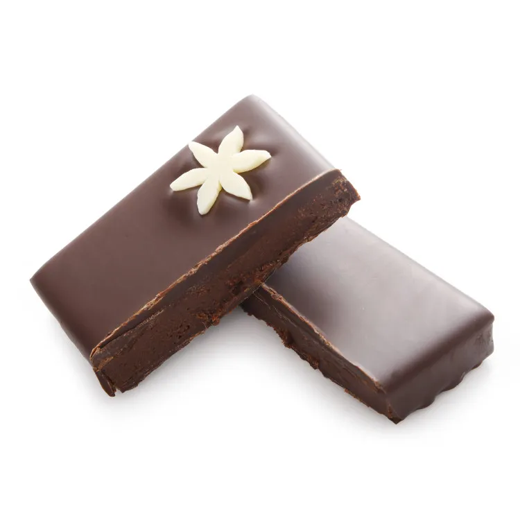 Bouchée ganache thé vert jasmin et chocolat noir découpe chocolat artisanl