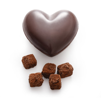 Moulage coeur chocolat noir garni de truffes caramel