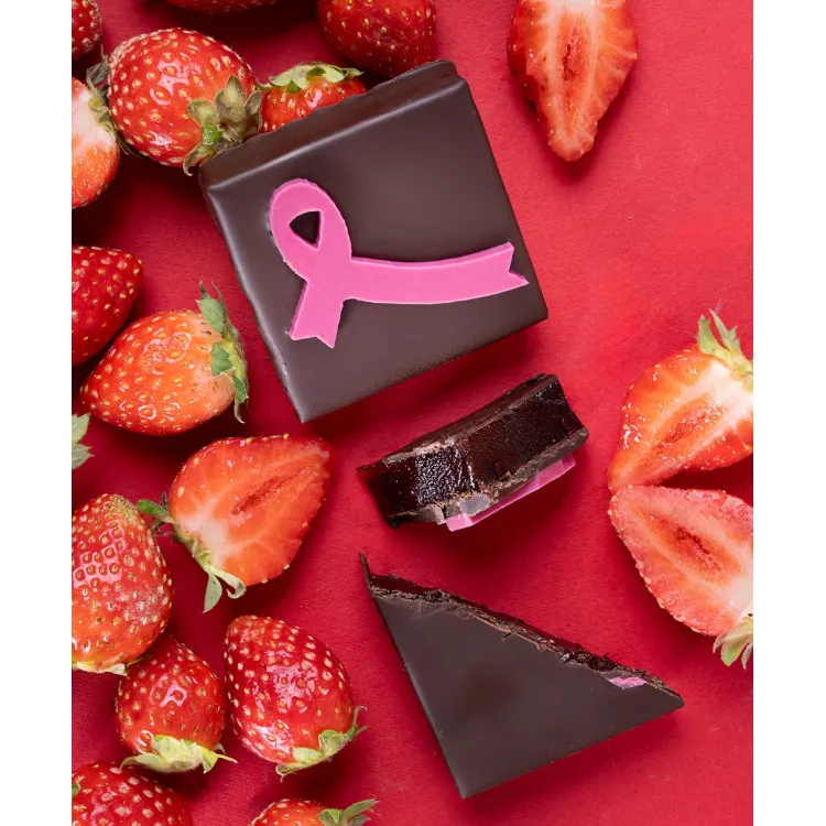 Bouchée pâte de fruits fraise chocolat noir octobre rose