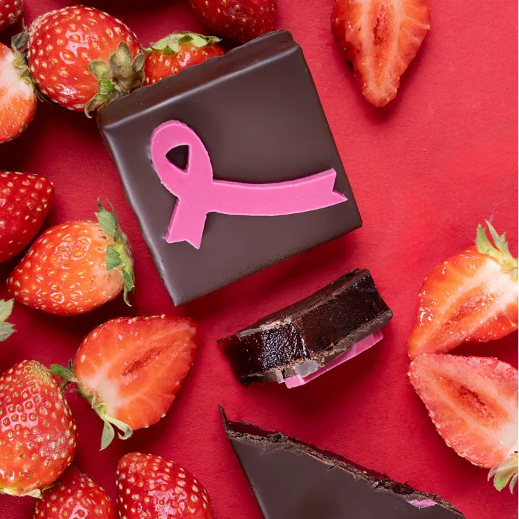 Composition douceurs en rose chocolats Octobre Rose achat solidaire  bouchée ruban rose fraise chocolat