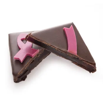 Composition douceurs en rose chocolats Octobre Rose achat solidaire  bouchée ruban rose pate de fruits fraise chocolat découpe
