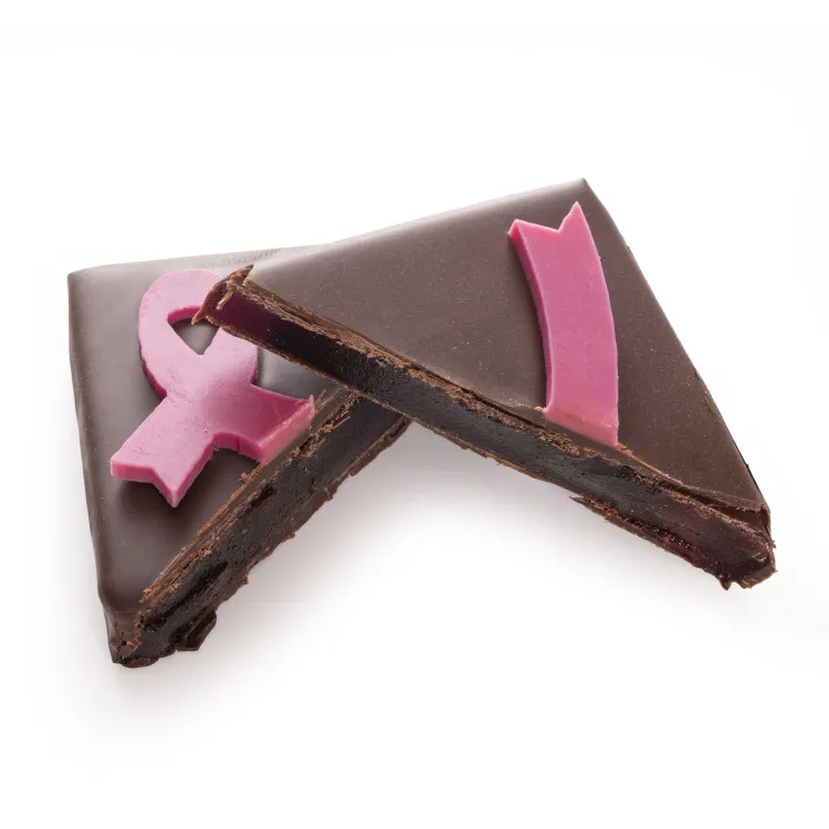 Composition douceurs en rose chocolats Octobre Rose achat solidaire  bouchée ruban rose pate de fruits fraise chocolat découpe