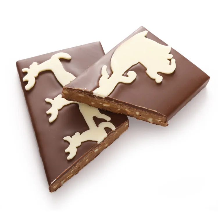 Tablette fourrée de Noël · Chocolat au lait praliné cacahuète découpe