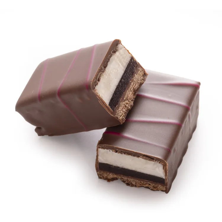 Biscuit tri-couches guimauve vanille framboise chocolat noir chocolats de Noël découpe