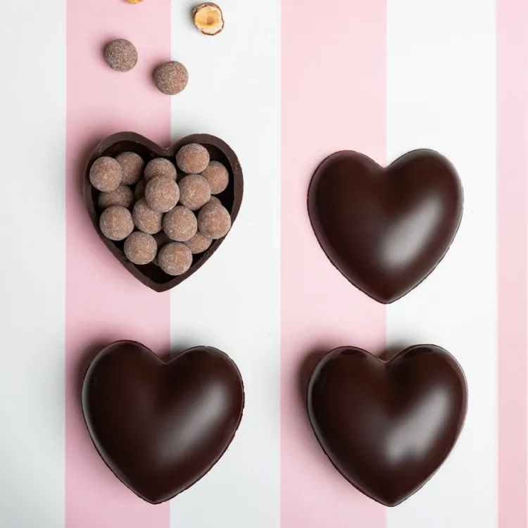 Moulage coeur garniture noisettes lait caramel