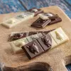 Barre de chocolat au lait et blanc avec trois animaux de la ferme en relief