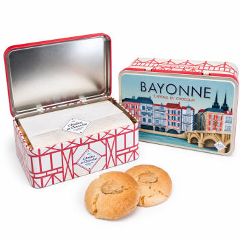 Retrouvez toute la générosité du Pays basque dans un assortiment de 18 macarons tendres et savoureux.