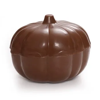 Moulage citrouille chocolat au lait garni de guimauves et fritures Halloween