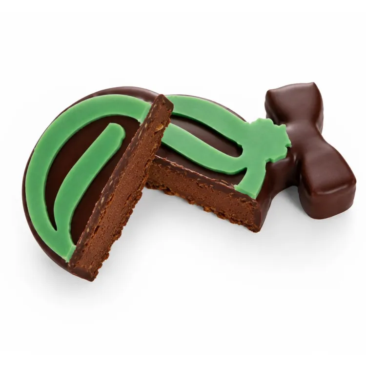 Bouchée boule verte de Noël praliné chocolat au lait découpe