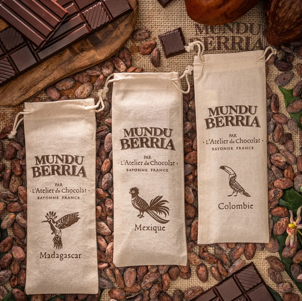  UNE EXPÉRIENCE SENSORIELLE UNIQUE AUTOUR DU CHOCOLAT Des arômes révélés par un savoir-faire artisanal